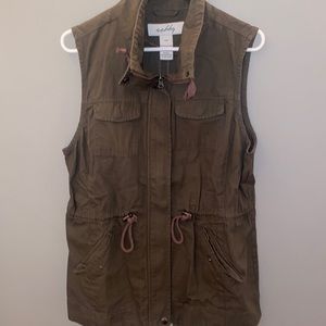 Olive green cargo vest - great condition!